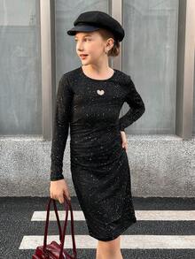 SHEIN 这款少女魅力闪亮心形褶皱长袖修身连衣裙，轻盈闪亮，黑色底色，饰有亮片印花，是特殊场合、节日派对和正式活动的完美之选，也是秋冬季时尚穿搭的理想之选。 - 黑色 - 查看 4
