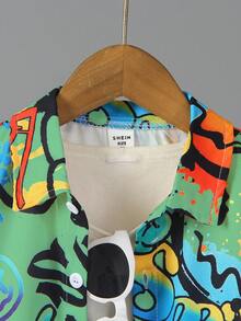 SHEIN 2 piezas Conjunto de camisa estampada y pantalones cortos con parche lavado para niño. Diseño de estampado genial de graffiti callejero con artesanía de lavado de mezclilla, de moda y elegante, adecuado para uso en verano, diseño simple y de moda, que muestra el encanto personalizado de los niños, adecuado para el uso casual diario de niños de 4 a 7 años, escapada, vacaciones, viajes, relajación, tomar el sol, verano