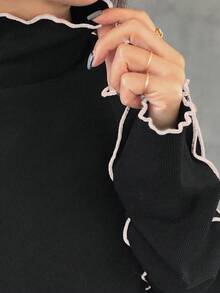 FRIFUL 女士高领撞色T恤，撞色荷叶边下摆，多层荷叶边喇叭袖，修身长袖上衣 - 黑與白 - 查看 4