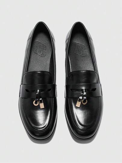 CUCCOO BIZCHIC حذاء لوفر كاجوال للنساء مزين بقفل للتنقل اليومي