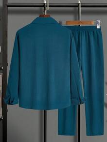 Manfinity Homme Bộ đồ nam 2 mảnh gồm áo sơ mi dài tay cài một hàng khuy và quần ống rộng có dây rút, màu trơn, kiểu dáng thường ngày. Bộ đồ nam màu xanh dương, bộ quần áo nam màu xanh trắng, bộ đồ nam bằng vải lanh cỡ lớn màu xanh ngọc. Thích hợp cho phong cách cổ điển, mặc hàng ngày, đi chơi cuối tuần, hoạt động ngoài trời, du lịch, môi trường làm việc thoải mái hoặc các dịp bán trang trọng, quà tặng cho bạn trai/chồng, quà kỷ niệm/sinh nhật, quà Giáng sinh, năm mới và đám cưới. - Màu xanh hải quân - Xem 2