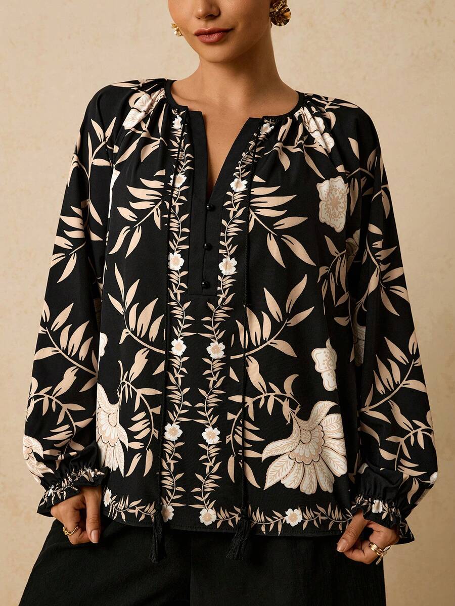 Travachic 大码女式黑色花卉印花长袖衬衫，V领流苏系带图案上衣 - 黑色 - 查看 1