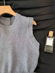 SHEIN Frenchy 新款秋季休闲女式纯色灰色碎花纽扣荷叶边下摆无袖针织衫，女士冬季毛衣，秋冬上衣，舒适保暖，适合派对、节日活动、新年等场合穿着。 - 灰色 - 查看 6