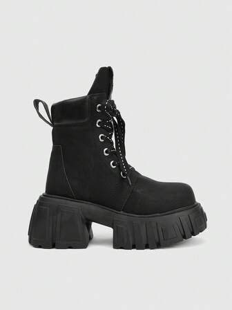 Bottes de moto gothiques sombres et punk pour femmes avec plateforme, lacets et semelle épaisse. Bottes cheville et bottines courtes avec rehausseur intérieur