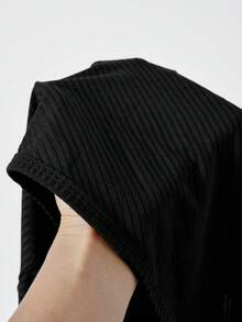 SHEIN 这是一款青春靓丽、修身显瘦的条纹连体裤套装，领口采用黑白撞色拼接设计，巧妙地融合了三角连体裤的元素，打造出别致的造型。这套休闲百搭的春季日常穿搭，是日常休闲的理想之选。黑色针织连体裤，剪裁合身，春季可单穿，秋冬季可搭配外套穿着。 - 黑色 - 查看 3
