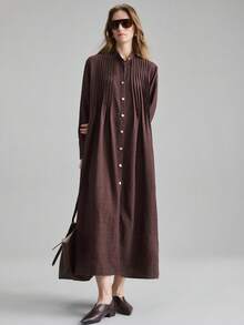Ontre 2026SS Vestido largo de mujer de tela rígida sin estiramiento en color café oscuro y marrón, con diseño de rayas en la parte delantera, cuello redondo pequeño, cuello alto pequeño, ajuste relajado, doble solapa, decoración de botón de metal, serie de mujeres minimalista cómoda para negocios urbanos modernos y viajes en avión - Marrón - Ver 5