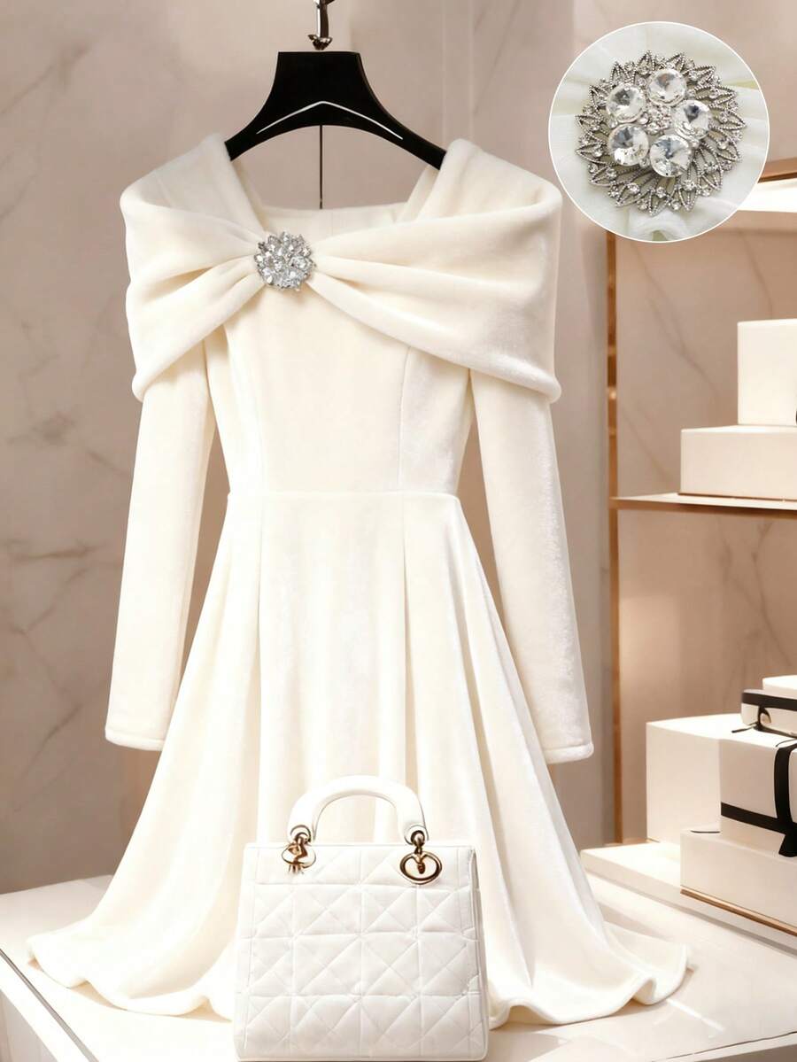 Franclia 秋冬长袖短款连衣裙，弹力丝绒面料，修身剪裁，钻石装饰纽扣 - 杏色 - 查看 1