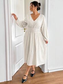 Lounesse Große Größen Lässig Minimalistisches gestreiftes V-Ausschnitt Elastischer Bund Figurbetontes Midi-Kleid für Damen mit Langarm