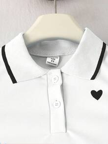 SHEIN Playful Pals 两件套女童爱心印花翻领无袖上衣搭配饰有缎带的百褶裙，适合夏季返校季穿着，女童校服套装，网球裙套装，儿童女童校服连衣裙，可爱校服制服。两件套女婴爱心刺绣Polo领无袖上衣搭配松紧腰百褶裙，甜美可爱街头风穿搭，优雅大方。夏季套装。 - 黑色 - 查看 5