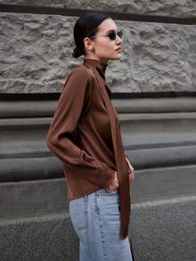 Ontre 2026春夏新款女士衬衫，棕色，不对称设计，缎面材质，高端简约优雅，都市时尚，适合情人节、度假、派对、节日、浪漫约会等场合，立领设计，纯色立领长袖镂空宽松优雅衬衫，时尚百搭流行女式衬衫 - 咖啡棕 - 查看 6