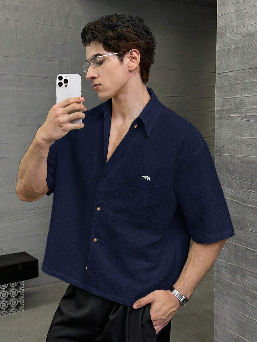 Manfinity RebelGame 男士休闲时尚梭织短袖衬衫，饰有刺绣北极熊图案，适合夏季穿着 - 藏蓝色 - 查看 1