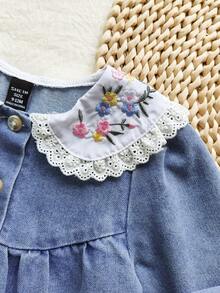 Vintaside Kids فستان جينز للبنات الصغيرات، فستان جينز مغسول فضفاض بتصميم كشكش مع طوق مزخرف بالأزهار، قماش جينز قطني ناعم وخفيف الوزن، إكسسوار أساسي عصري للبنات، مناسب للارتداء في الربيع/الخريف، للاستخدام اليومي، التصوير الفوتوغرافي، الخروج، الحفلات، إصدار جديد لخريف 2025 - أزرق متوسط - مشاهدة 6