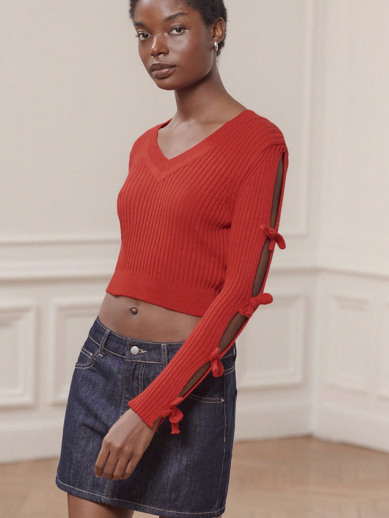 赤ニットVネックトップ オープンスリーブ ノット付き ガールズナイトアウト バレンタインデー 新年会 かわいい赤トップ お出かけ用