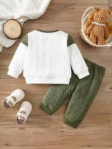 SHEIN 2件套0-3岁男女宝宝春秋季撞色绿白棕长袖圆领卫衣和纯绿色裤子套装，休闲百搭，适合外出、居家、日常活动和派对等场合。这款男宝宝休闲套装，适合秋季穿着，男女宝宝均可穿着，是秋冬季的理想选择。