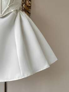 Lovelzi 优雅奢华白色缎面手工珍珠装饰复古腰线泡泡裙摆短款连衣裙，适合婚礼、新娘礼服、晚宴、派对、礼品等场合。 - 白色 - 查看 5