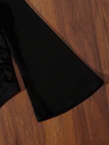 SHEIN 年轻女孩时尚修身休闲圆领荷叶边喇叭袖长袖T恤，喇叭袖圆领套头衫，适合秋冬季日常穿着、居家、聚会，也可与姐妹装搭配。 - 黑色 - 查看 6