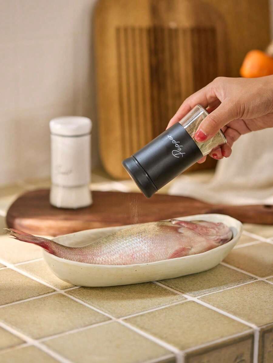 Cirelle 2 件盐和胡椒瓶套装，带透明玻璃底的盐瓶，5 盎司盐和胡椒套装，适用于烹饪桌 RV BBQ、黑白厨房装饰和配件