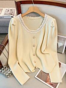 GlowEve CURVE Suéter de punto elegante beige de talla grande para mujer, versátil y de moda, con cuello de lazo, mangas abullonadas, falsa tapeta, botones de perla y bajo asimétrico - Beis - Ver 11
