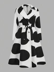 Sweetra Chaqueta de manga larga con doble botonadura, cinturón y estampado de lunares para tallas grandes