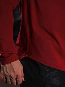 Manfinity Sport Corelite قميص رياضي كاجوال بأكمام طويلة للرجال مطبوع عليه حرف، قميص ضاغط بأكمام طويلة للرياضة والتمارين الرياضية - عنابي اللون - مشاهدة 5