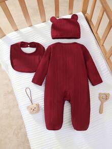 新生儿长袖连体衣、围兜和帽子三件套，针织提花面料，饰有可爱小熊刺绣