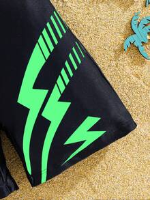 SHEIN Traje de baño de una pieza con gráficos deportivos para niño preadolescente, apropiado para la playa, la natación y el surf