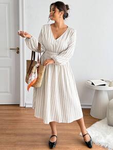 Lounesse Große Größen Lässig Minimalistisches gestreiftes V-Ausschnitt Elastischer Bund Figurbetontes Midi-Kleid für Damen mit Langarm