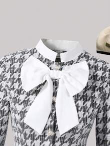SHEIN Váy Jacquard dệt kim họa tiết hoa cỡ lớn và cỡ nhỏ dành cho nữ toát lên vẻ ngọt ngào, thanh lịch, dễ thương, sang trọng, lãng mạn và quyến rũ. Thiết kế nổi bật với họa tiết caro răng sói đen trắng kết hợp với nơ trắng lớn trang trí. Váy gồm tay dài và chân váy ngắn xếp ly. Độ dày tiêu chuẩn, không có chất liệu độn. - Màu tím hoa cà - Xem 3