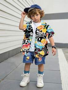 SHEIN 男童印花衬衫和水洗拼接短裤两件套。街头涂鸦酷炫印花设计搭配水洗牛仔面料，时尚有型，适合夏季穿着。简约时尚的设计，展现男孩的个性魅力，适合4-7岁儿童日常休闲穿着，也适合度假、旅行、休闲放松、日光浴等夏季活动。