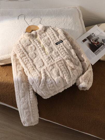 这款休闲毛衣适合年龄稍大的女孩穿着。它采用长绒立体提花面料，立领设计，半拉链开合，长袖收口。毛衣内部填充保暖棉，是女孩秋冬季休闲场合的理想之选。它既时尚又清爽。