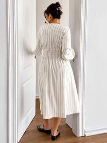 Lounesse Große Größen Lässig Minimalistisches gestreiftes V-Ausschnitt Elastischer Bund Figurbetontes Midi-Kleid für Damen mit Langarm