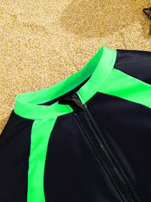 SHEIN Traje de baño de una pieza con gráficos deportivos para niño preadolescente, apropiado para la playa, la natación y el surf