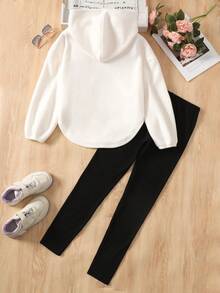 SHEIN 女童针织保暖字母刺绣宽松长袖连帽卫衣（弧形下摆）搭配修身长裤两件套，适合秋冬季节，也可作为姐妹装。 - 黑與白 - 查看 8