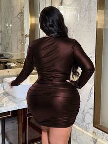 NU&NOW Dieses elegante, figurbetonte, braune Minikleid aus Leder mit V-Ausschnitt und langen Ärmeln ist perfekt für Frühling und Herbst. Es eignet sich für den Alltag, als Outfit für Silvester, Weihnachten, Feiertage, Valentinstag und Partys. - Braun - Übersicht 3