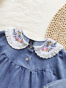 Vintaside Kids فستان جينز للبنات الصغيرات، فستان جينز مغسول فضفاض بتصميم كشكش مع طوق مزخرف بالأزهار، قماش جينز قطني ناعم وخفيف الوزن، إكسسوار أساسي عصري للبنات، مناسب للارتداء في الربيع/الخريف، للاستخدام اليومي، التصوير الفوتوغرافي، الخروج، الحفلات، إصدار جديد لخريف 2025 - أزرق متوسط - مشاهدة 5