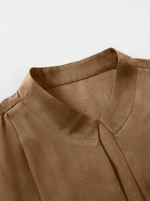 Manfinity AFTRDRK Áo sơ mi nam tay dài cổ chữ V sâu màu trơn gợi cảm - Màu Khaki - Xem 6