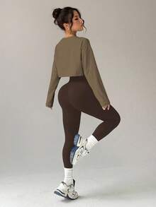 Dewbera 3 Stücke Damen Set: Locker geschnittenes Crop T-Shirt mit Drop Shoulder und Langarm, nahtloser Wireless-BH und Hohe Taille Leggings Sportoutfit - Braun - Übersicht 6