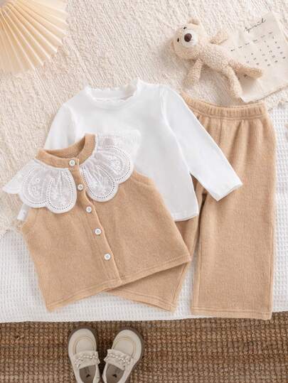 SHEIN 3件套女婴卡其色毛衣背心外套，白色刺绣娃娃领装饰，搭配白色高领长袖上衣和裤子，时尚可爱，适合春秋季休闲、上学、拍照等场合。