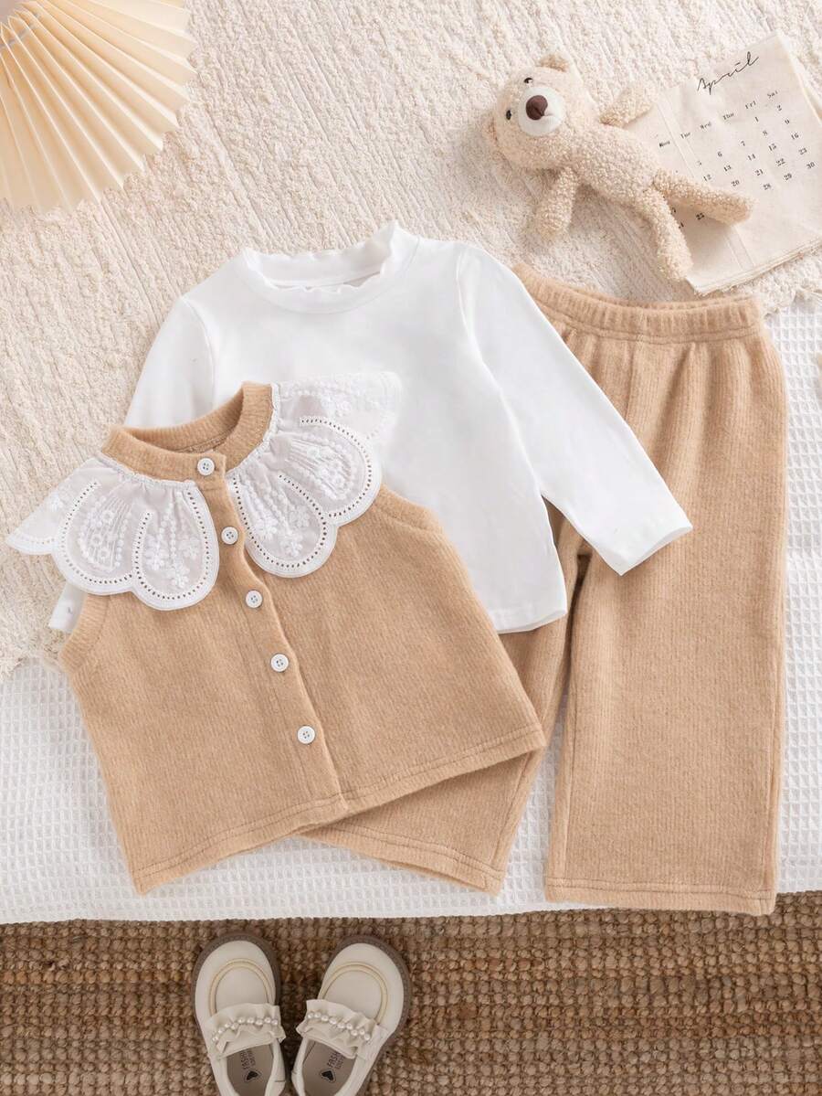 SHEIN 3件組女嬰卡其色針織背心外套，白色刺繡彼得潘領裝飾，搭配家庭長袖高領上衣與長褲套裝，可愛白色秋季款 - 卡其色 - 查看 1