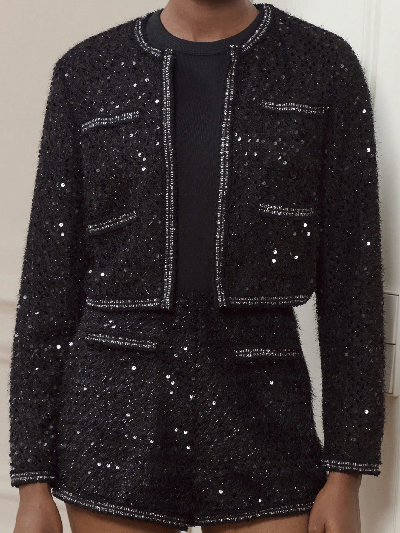 ブラック ツイード調 クロップドジャケット、控えめなスパンコールとコントラストのトリミング - 洗練されたアウトフィット