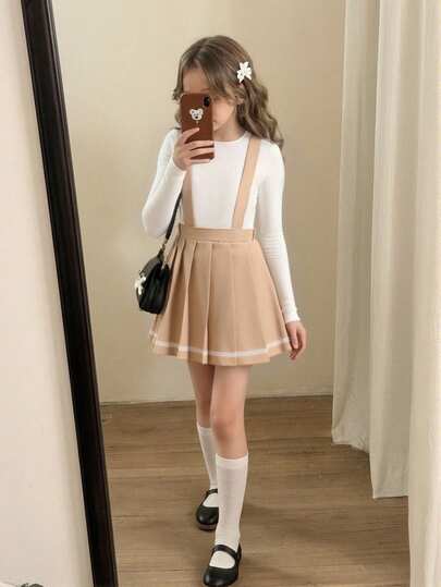 女童休闲简约背带裙，梭织面料，卡其色纯色，白色罗纹腰带配白色纽扣，百褶裙摆，适合返校季、夏季、女童校园风，可爱甜美，适合日常穿着、上学、旅行、度假、拍照、聚会等场合，秋冬季皆可穿着。