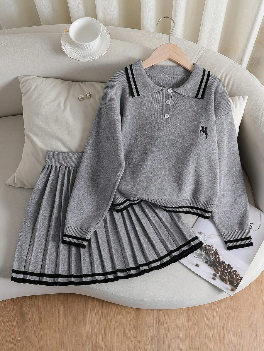 Sparklyn 少女休闲日常通勤上学风刺绣撞色条纹饰边 Polo 领毛衣和百褶针织裙套装,秋冬款 - 灰色 - 查看 1