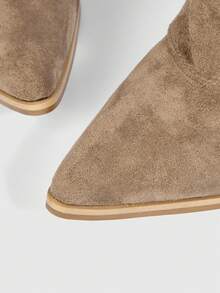 MUSERA 及膝搭扣细节翻边尖头高跟靴，可爱西部风少女日常外出春夏配饰 - 卡其色 - 查看 5