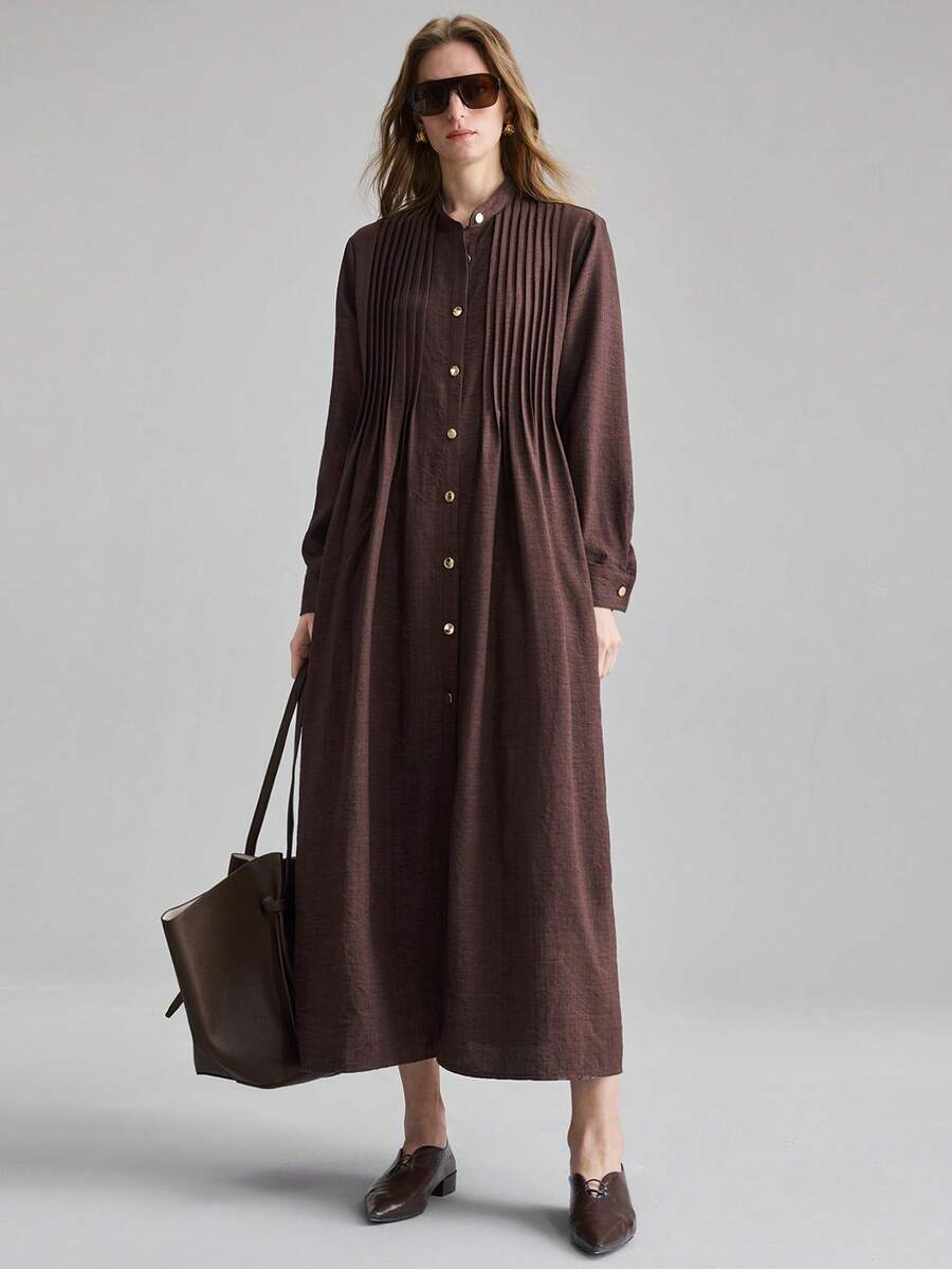 Ontre 2026SS Vestido largo de mujer de tela rígida sin estiramiento en color café oscuro y marrón, con diseño de rayas en la parte delantera, cuello redondo pequeño, cuello alto pequeño, ajuste relajado, doble solapa, decoración de botón de metal, serie de mujeres minimalista cómoda para negocios urbanos modernos y viajes en avión