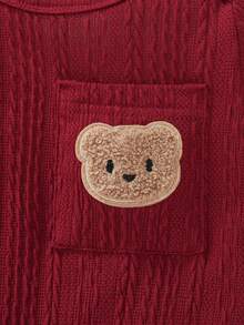 新生儿长袖连体衣、围兜和帽子三件套，针织提花面料，饰有可爱小熊刺绣