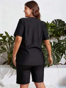 SHEIN Swim Curve مجموعة ملابس سباحة كاجوال للنساء ذوات الحجم الكبير، بقصة رقبة على شكل حرف V وأكمام قصيرة مع شورت - الأسود - مشاهدة 2