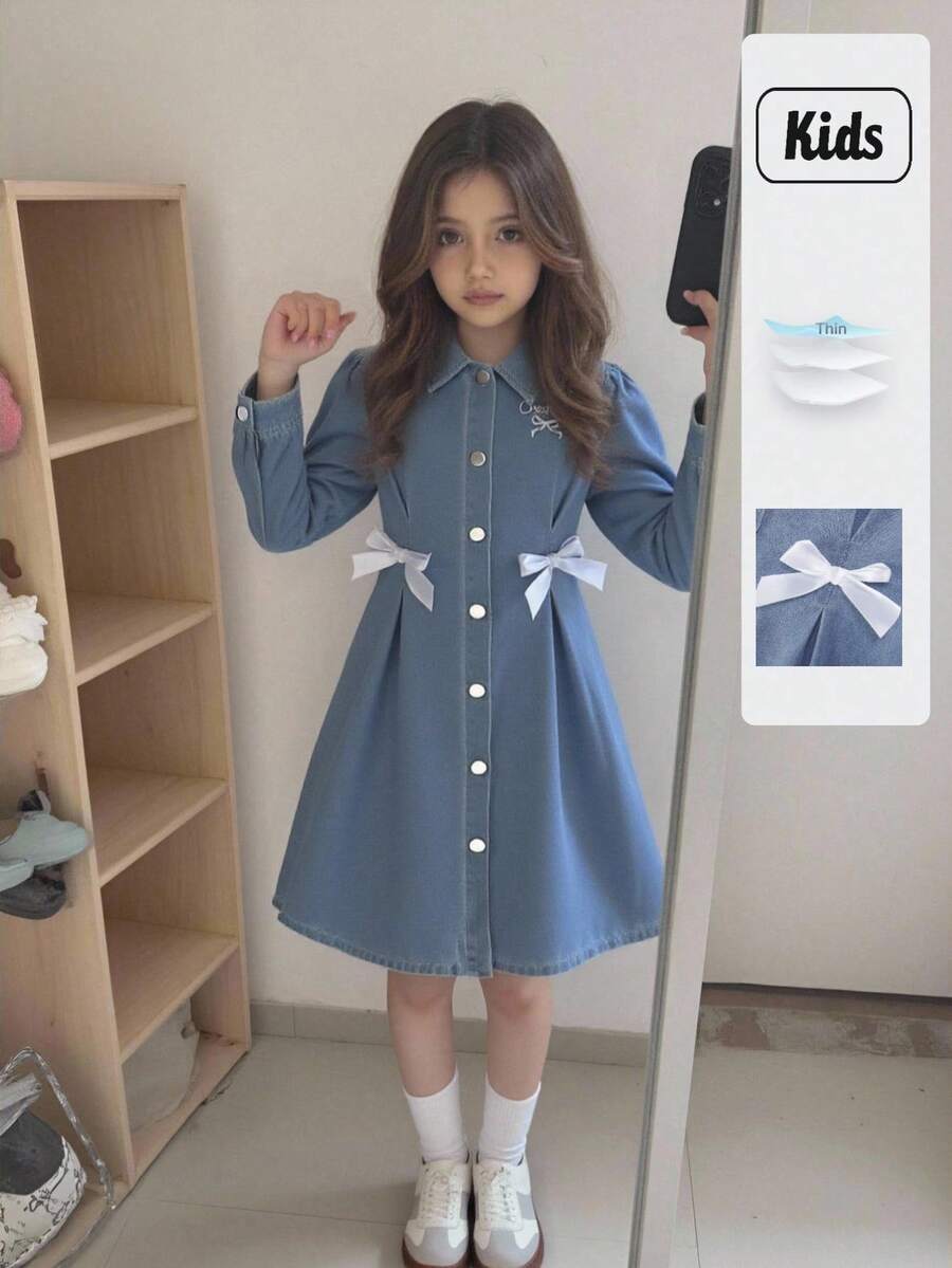 SHEIN 新款女童牛仔连衣裙，收腰设计，可爱蝴蝶结点缀，春夏休闲舒适纽扣牛仔连衣裙，刺绣图案，时尚街头风，百搭面料 - 中等水洗藍 - 查看 1