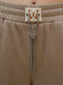 Kit de 2 pantalones de pierna amplia para mujer, multicolor, tela de algodón y poliéster, aptos para temporadas de primavera y verano, ajuste de cintura natural, sin bolsillos. Frescos, ligeros y cómodos. Pequeño broche metálico y cadenilla decorativos. Te llegarán 2 pantalones en colores al azar. - Multicolor - Ver 5