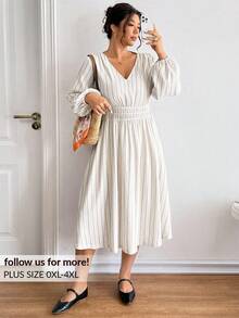 Lounesse Große Größen Lässig Minimalistisches gestreiftes V-Ausschnitt Elastischer Bund Figurbetontes Midi-Kleid für Damen mit Langarm