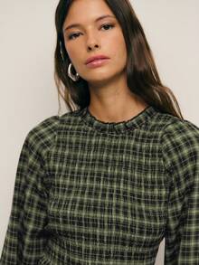 Nöista 这款两件套格子套装包含一件长袖衬衫和一条配套半身裙，裙腰处饰有荷叶边，打造优雅正式的造型，非常适合女性春假穿着，轻松实现从办公室到晚宴的转换，以及在派对、生日聚会和优雅庆典等场合展现精致造型。 - 綠色 - 查看 2